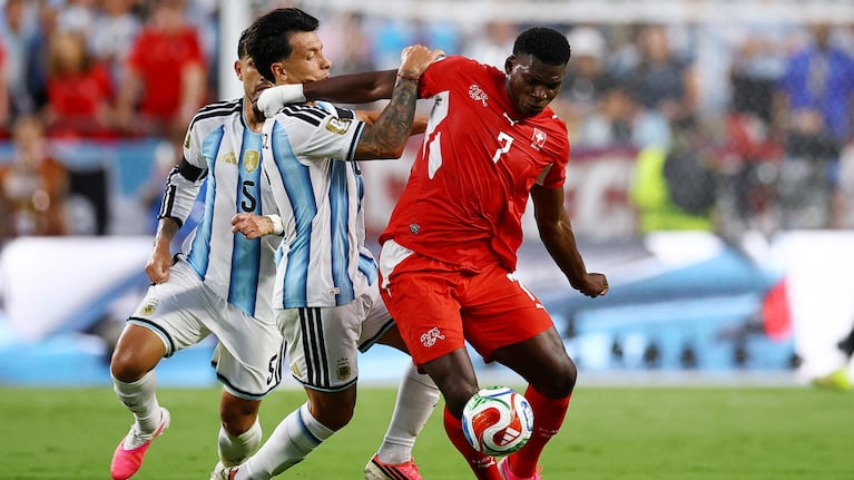 Lisandro Martínez ante Embolo. REUTERS/Agustin Marcarian