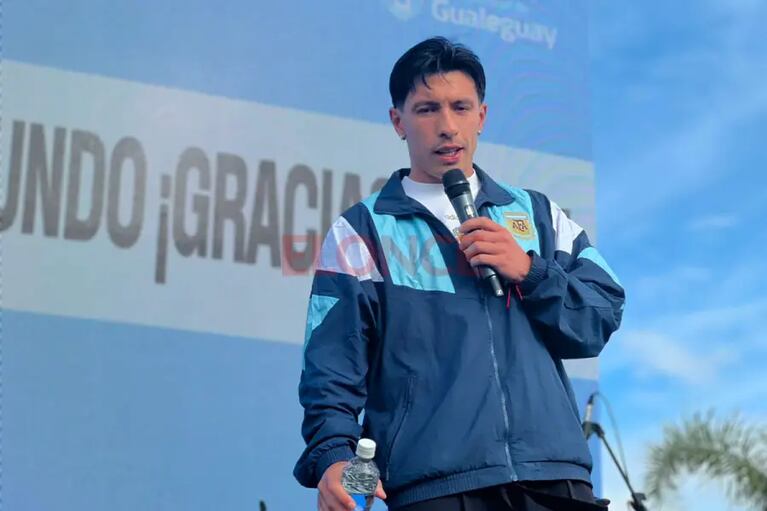 Lisandro Martínez habló ante una multitud.