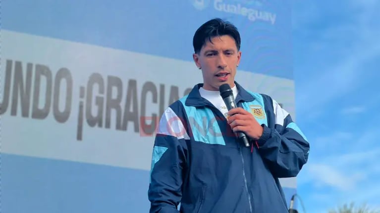 Lisandro Martínez habló ante una multitud.