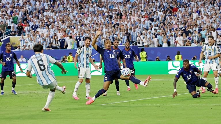 Lisandro Martínez puso el 2 a 1 para Argentina. REUTERS/Amanda Perobelli