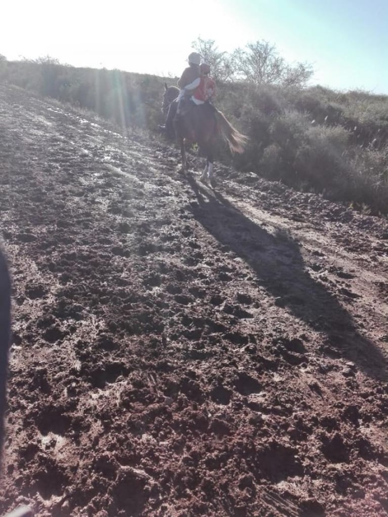 Lita, la maestra rural que vuelve a caballo con su alumno en el norte cordobés