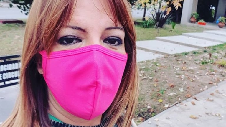 Lizy no tiene síntomas graves y permanece en su casa aislada.