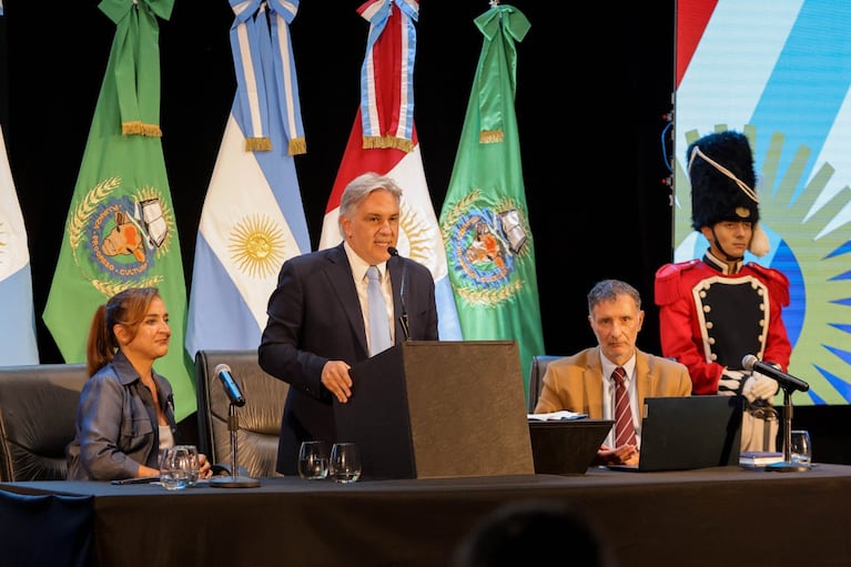 Llaryora abrió el periodo legislativo con un paquete de anuncios y críticas a la oposición