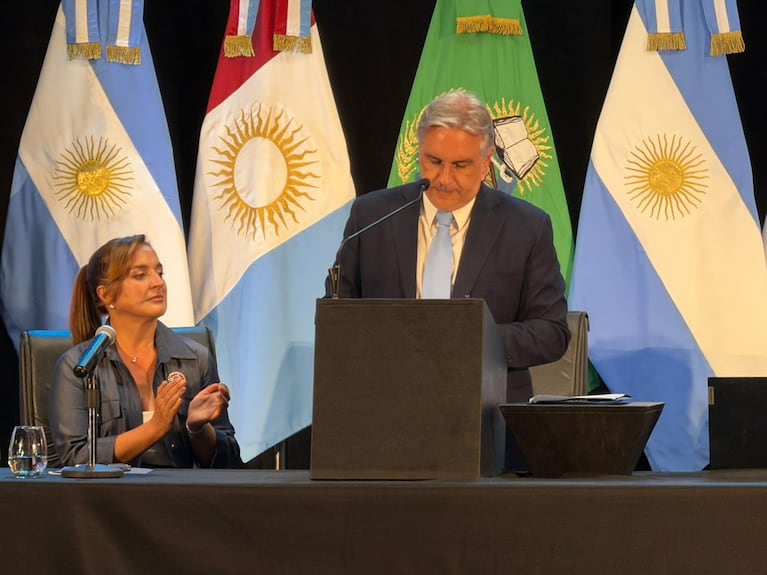 Llaryora abrió el periodo legislativo con un paquete de anuncios y críticas a la oposición