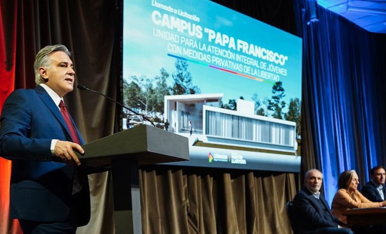 Llaryora anunció la construcción del Complejo Papa Francisco.