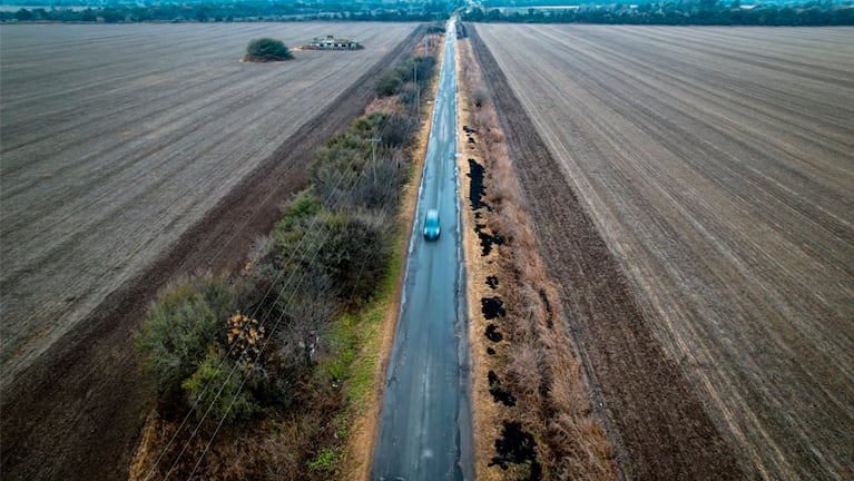 Llaryora anunció la pavimentación del Camino a 60 Cuadras y criticó a la Nación por paralizar la obra pública