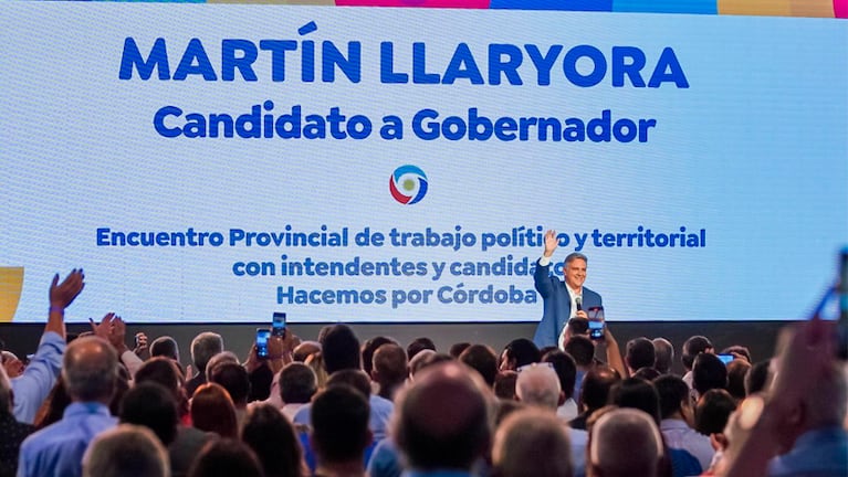 Llaryora, candidato a gobernador, cerró el acto con intendentes peronistas.