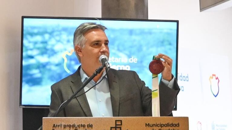 Llaryora celebró que ya hay 8 mil inscriptos.