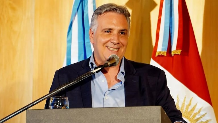 Llaryora contó en sus redes que se hizo el narcotest obligatorio por ley.