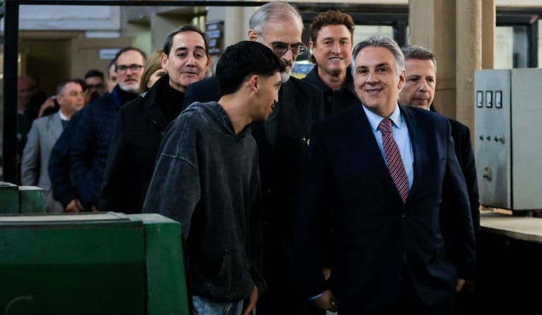 Llaryora cuestionó a Milei por “asfixiar a las escuelas técnicas” y lo comparó con la etapa previa a 2001
