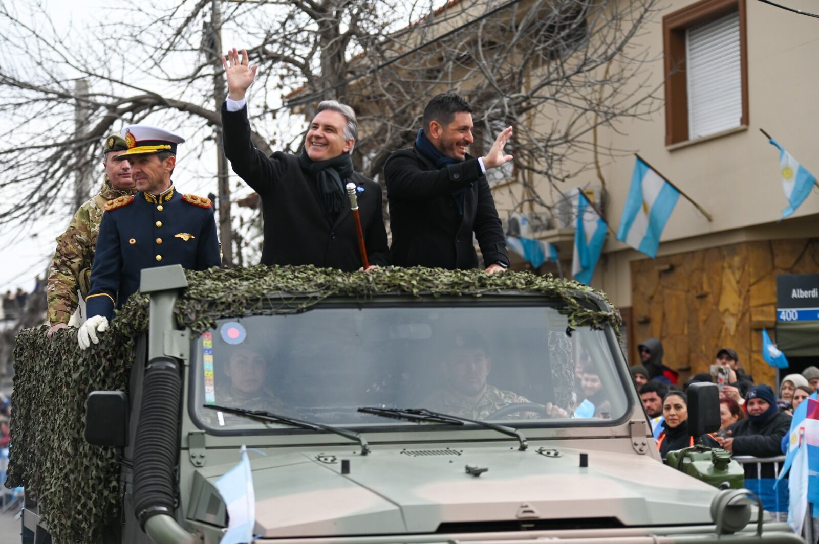 Llaryora desfiló junto al intendente Ferrer.