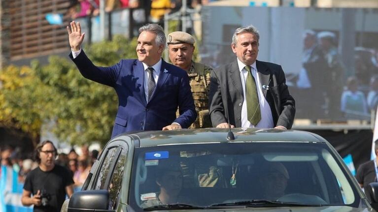 Llaryora en el desfile cívico militar en Cruz del Eje.