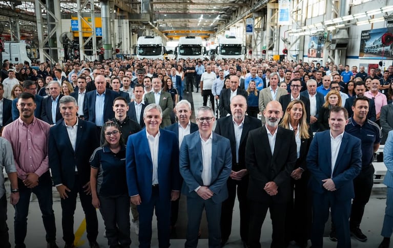 Llaryora en la fábrica IVECO en Córdoba. 