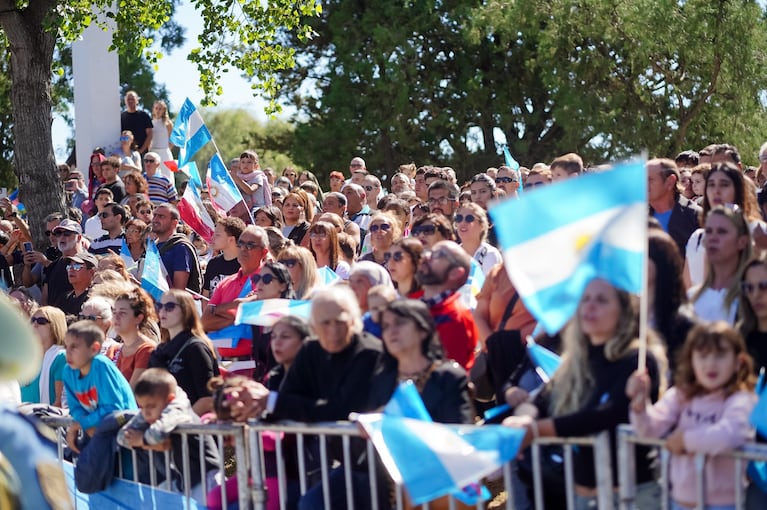 Llaryora encabezó el acto por Malvinas en la localidad cordobesa de Oliva.