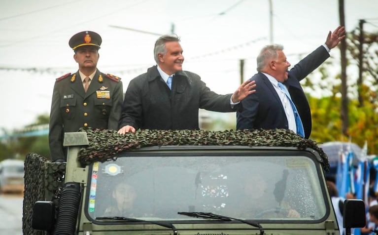 Llaryora encabezó el desfile por Malvinas en la localidad de Arroyito.