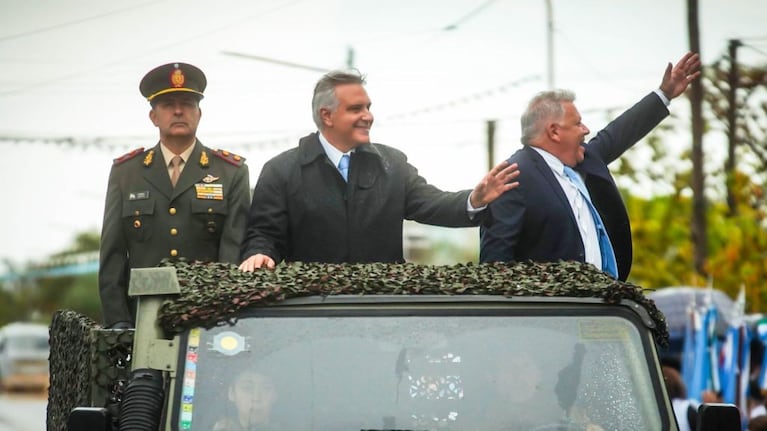 Llaryora encabezó el desfile por Malvinas en la localidad de Arroyito.