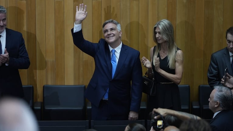 Llaryora fue a la asunción junto a su esposa e hijos.