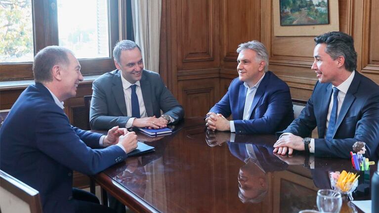 Llaryora fue recibido por Santilli y Adorni.