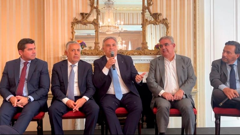 Llaryora junto a distintos gobernadores durante la disertación en Nueva York.