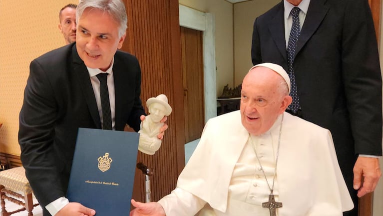 Llaryora junto al papa Francisco en el Vaticano. Foto: prensa Municipalidad.
