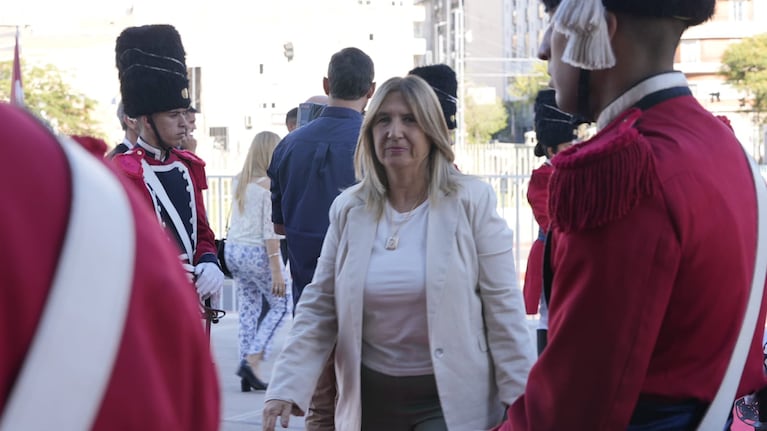 Llaryora juró en la Legislatura como nuevo gobernador de Córdoba. Foto: Matías Carrizo / El Doce.