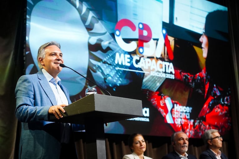 Llaryora lanzó CBA Me Capacita en el Centro Cívico.