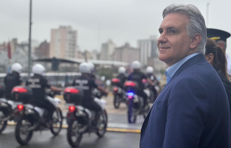 Llaryora presentó 600 motos para combatir motochoros y pidió agravar penas: “No puede ser un delito común”