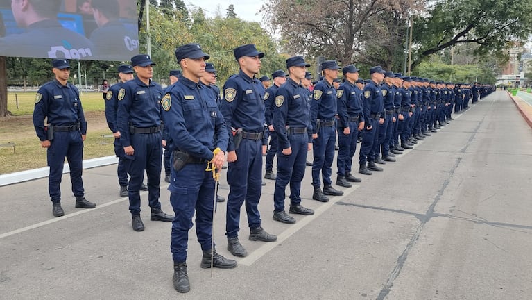 Llaryora presentó a los cadetes que harán prácticas y los nuevos móviles policiales.