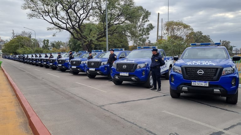 Llaryora presentó a los cadetes que harán prácticas y los nuevos móviles policiales.