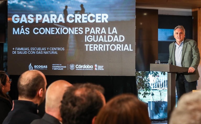 Llaryora presentó el plan para ampliar el acceso al gas natural.
