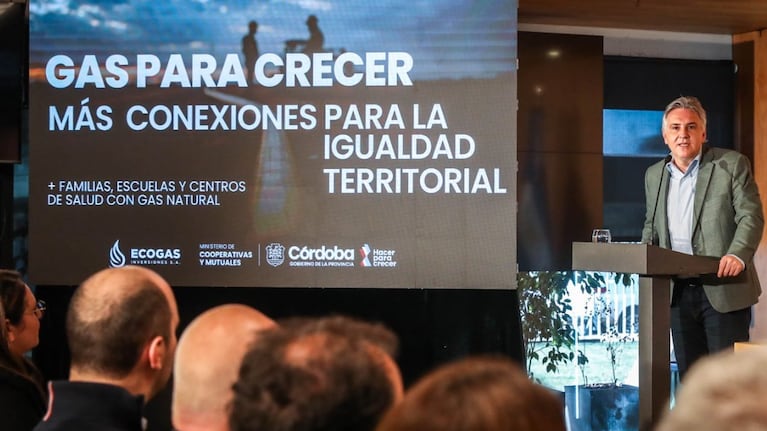Llaryora presentó el plan para ampliar el acceso al gas natural.