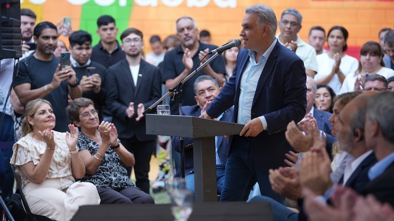 Llaryora realizó el anuncio junto a Passerini y otros intendentes cordobeses.