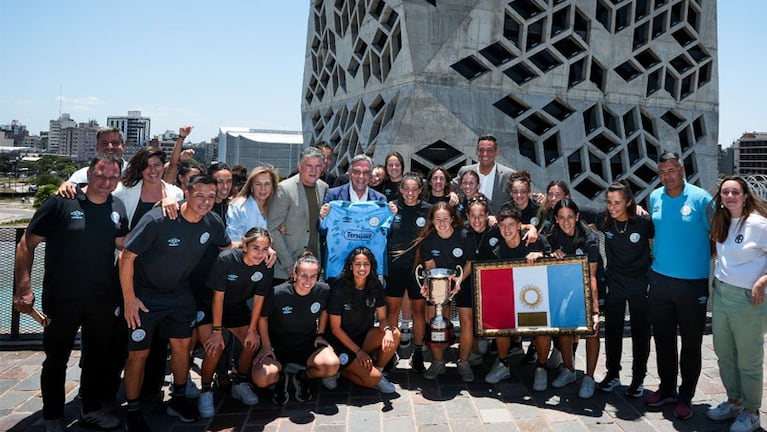 Llaryora recibió a Las Piratas, campeonas del Clausura femenino.