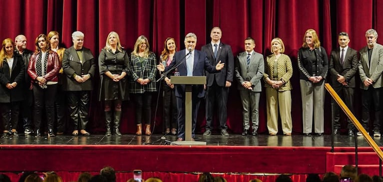 Llaryora reconoció a los docentes.