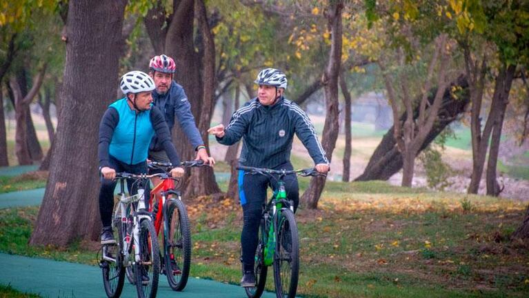 Llaryora salió en bici y destacó la Vuelta Ciclística: “No es un gasto, es una inversión”