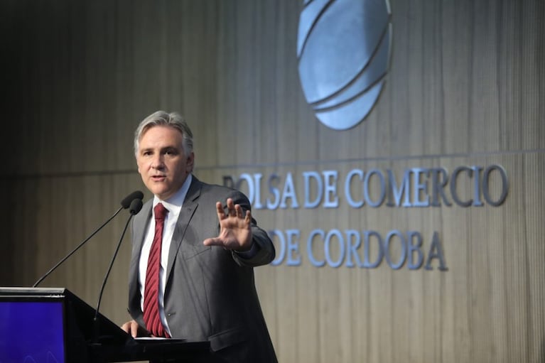 Llaryora tomó más distancia de las decisiones del Gobierno Nacional.
