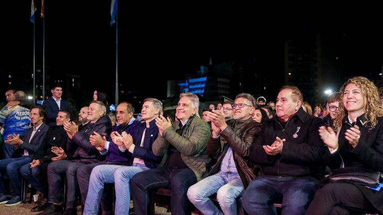 Llaryora y Passerini compartieron el homenaje a los héroes de Malvinas durante la vigilia en Córdoba