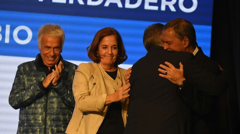 Llaryora y Vigo subieron al escenario junto a De La Sota y Schiaretti.