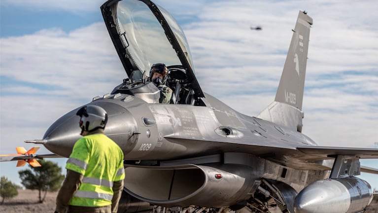 Llegan los aviones F-16 a Las Higueras y hay cambios para la presentación con la presencia de Milei