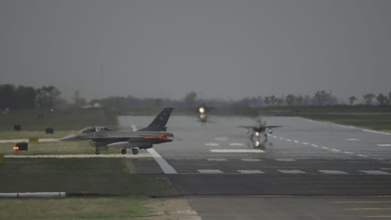 Llegaron los aviones F-16 a Las Higueras: Milei los presentará con un acto este sábado
