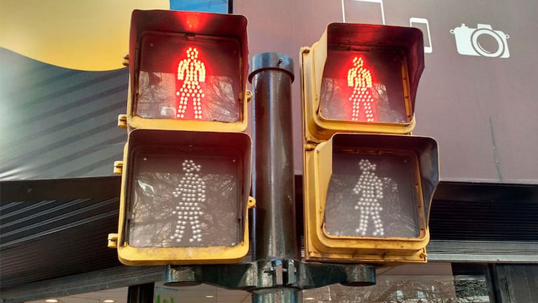 Llegaron los primeros semáforos con imagen de mujer. Foto: Roxana Martínez 
