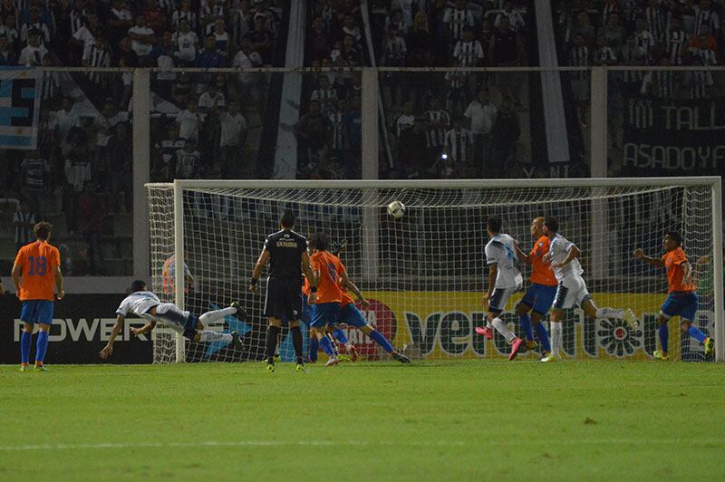 Llegó el empate de Guillermo Brown con un buen cabezazo de Albarracín. Foto: Lucio Casalla / ElDoce.tv