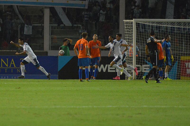 Llegó el empate de Guillermo Brown con un buen cabezazo de Albarracín. Foto: Lucio Casalla / ElDoce.tv