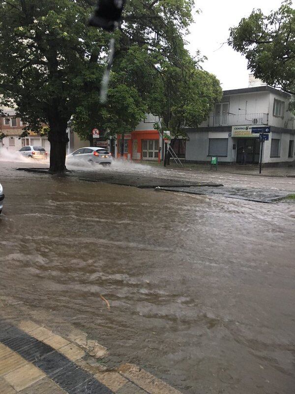 Llena de agua la calle Duarte Quirós. Foto de Claudio Vaca.