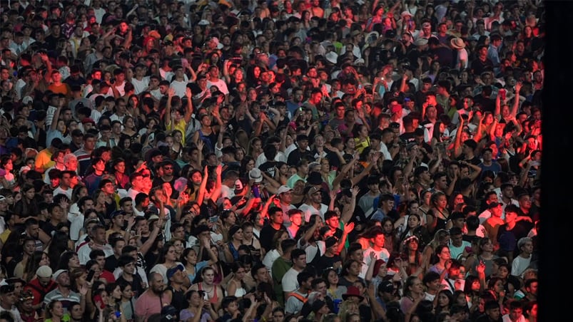 Lleno total en la última noche del festival de Jesús María. Foto: Lucio Casalla / ElDoce.tv.