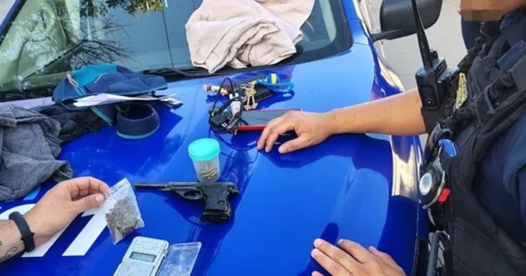 Llevaba un arma, balas y marihuana en una mochila. Quedó detenido en Villa María.