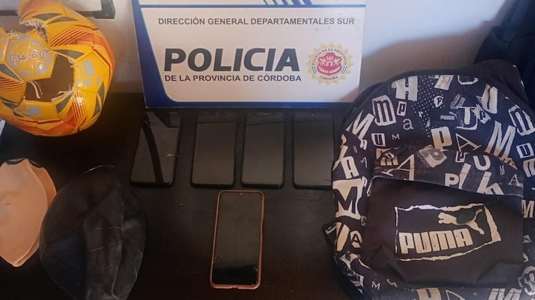 Llevaba una pelota de fútbol con cuatro celulares escondidos en su interior.