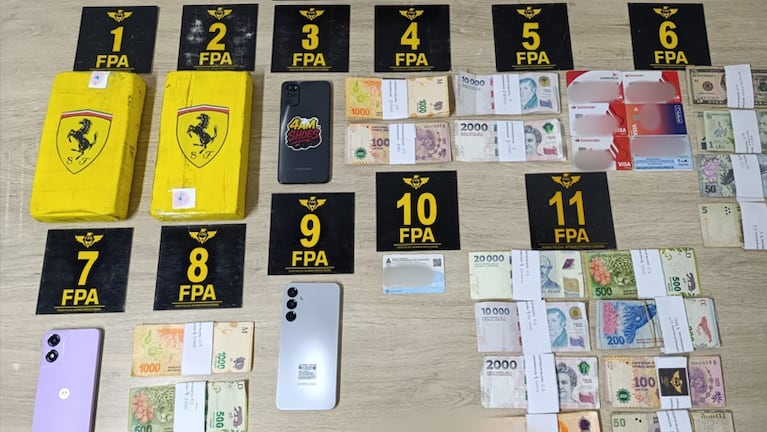 Llevaban dos ladrillos de cocaína en el auto y quedaron detenidos.