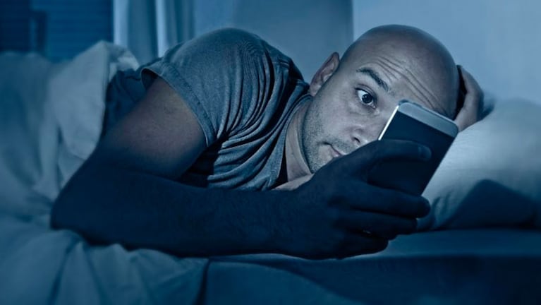 Llevar el celular a la cama no es recomendado por los médicos.