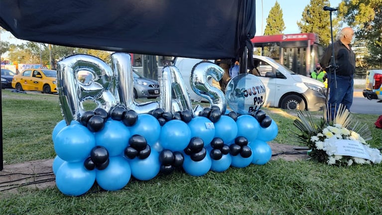 Llevaron globos, pancartas y colocaron un cartel en memoria de Blas. Fotos: Carolina Martínez.